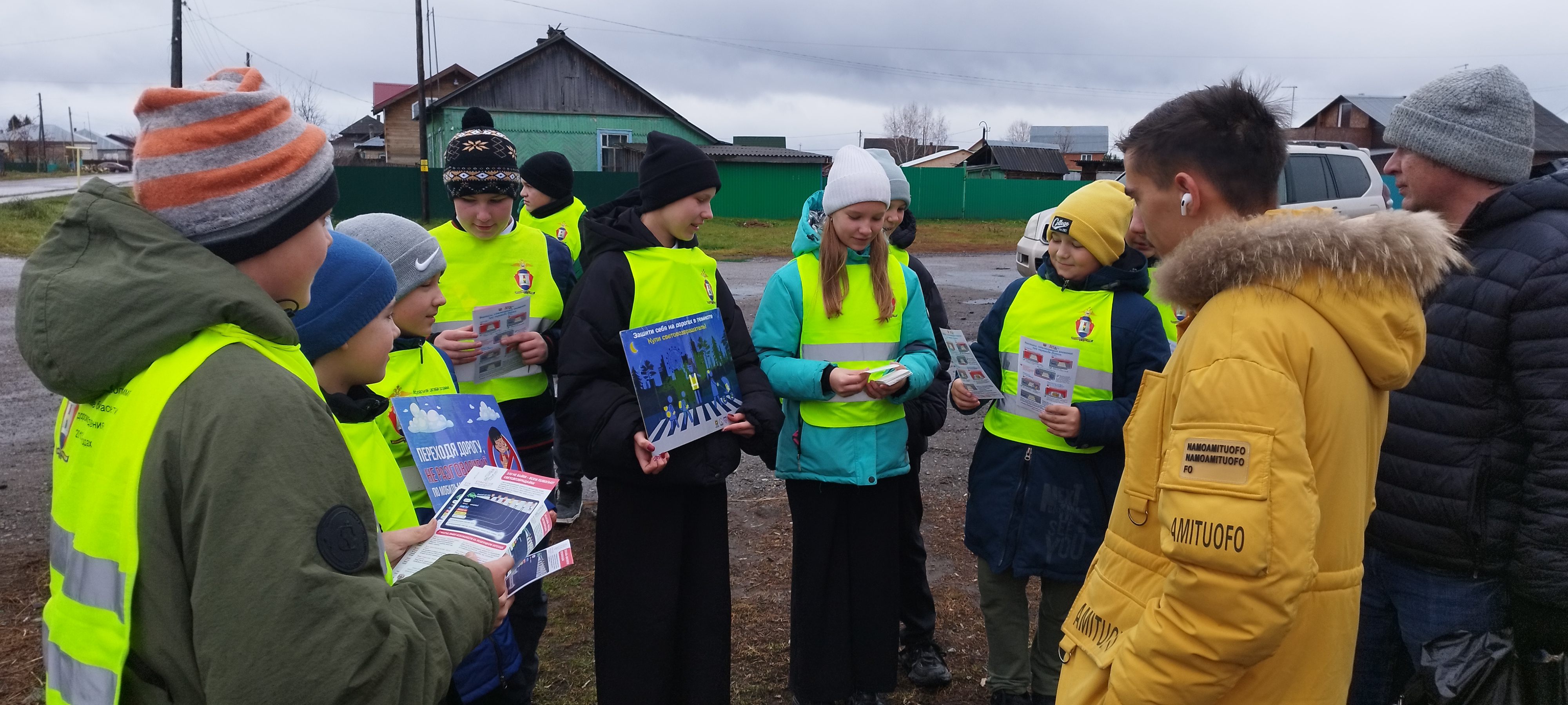 Госавтоинспекция по Томскому району совместно с юными помощниками призвали местных жителей использовать световозвращающие элементы.