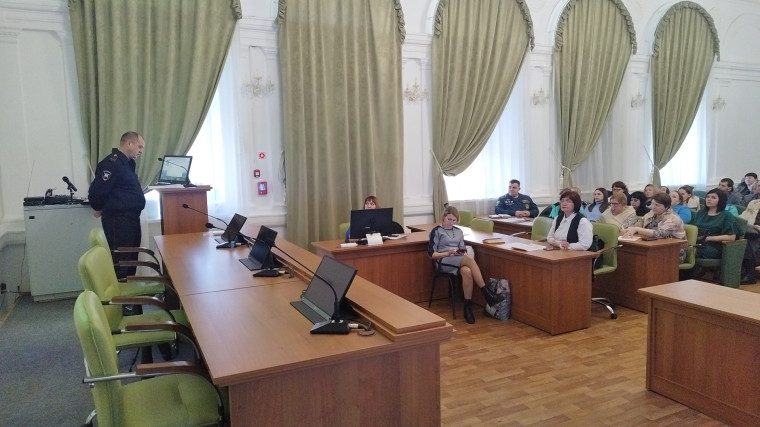 Сотрудники Госавтоинспекции по Томскому району провели рабочую встречу с руководителями образовательных организаций, осуществляющими организованные перевозки групп детей автобусами. Сотрудники Госавтоинспекции по Томскому району провели рабочую встречу с руководителями образовательных организаций, осуществляющими организованные перевозки групп детей автобусами.