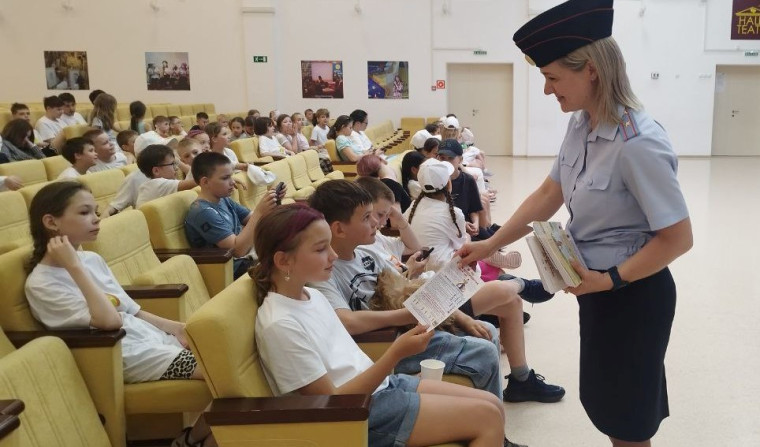 Автоинспекторы по Томскому району совместно с педагогами провели квиз по Правилам дорожного движения в пришкольном летнем лагере Губернаторского Светленского лицея села Кисловка.. Автоинспекторы по Томскому району совместно с педагогами провели квиз по Правилам дорожного движения в пришкольном летнем лагере Губернаторского Светленского лицея села Кисловка..